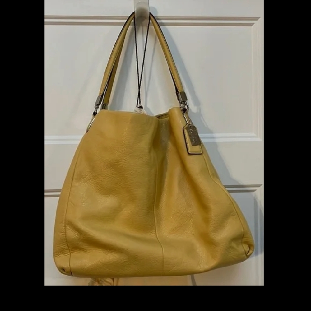 NEW CONDITION Coach Soft Leather Hobo with Multiple Pockets